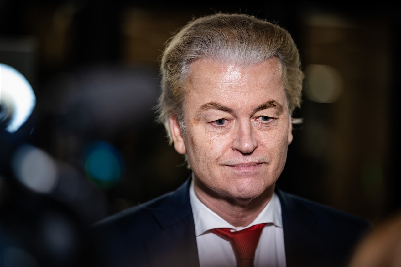 Wilders bevestigt onder het mes gaan voor ooglidcorrectie: ’Op medische